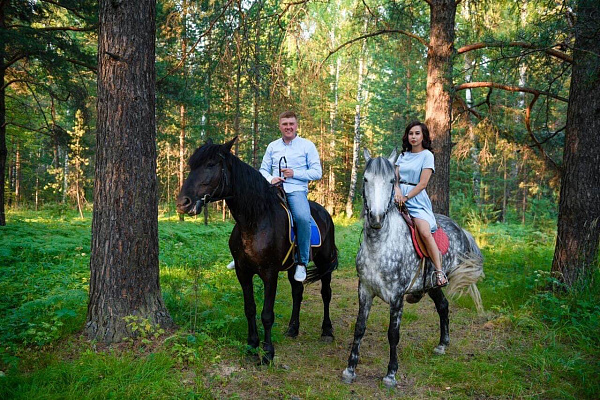 Конная прогулка для двоих в Барнауле. Подарочные сертификаты Ultra Подарки. Купить оригинальный подарок или подарочный сертификат на Конная прогулка для двоих в Барнауле. Сервис UltraPodarki.ru 8-800-505-9530. Катание на лошадях, Прогулка на лошади, Прогулка на лошадях для двоих, Конная прогулка для двоих, конный клуб, Конный клуб, конная прогулка, конная прогулка в Барнауле