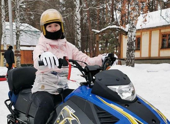 Катание на снегоходах в Барнауле в подарок. Сервис Ultra Подарки
. Подарочный сертификат на катание на снегоходах в Барнауле с друзьями. Закажите прокат снегоходов в подарок для мужчины по привлекательным ценам. Живописные маршруты для езды на снегоходах это отличная возможность активного отдыха. Сервис UltraPodarki.ru 8 800 505 95 30. катание на снегоходах, подарочный сертификат на катание на снегоходе, прокат снегоходов, прокат снегоходов Барнаул, катание на снегоходах Барнаул, езда на снегоходе