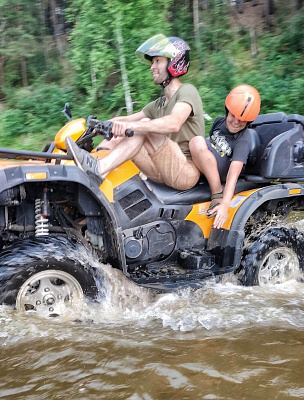 Прокат квадроциклов летом в Барнауле. Сервис Ultra Подарки. Подарочный сертификат на прокат квадроциклов летом и зимой в Барнауле. Закажите катание на квадроциклах недорого и наслаждайтесь активным отдыхом с друзьями. Выбирайте живописные маршруты для езды на квадроциклах. Сервис UltraPodarki.ru 8800-505-9530. Катание на квадроциклах, Прокат квадроциклов, езда на квадроцикле, прокат квадроциклов Барнаул, катание на квадроциклах Барнаул, Катание на квадроциклах зимой, Катание на квадроциклах летом, Сертификат на катание на квадроциклах 

