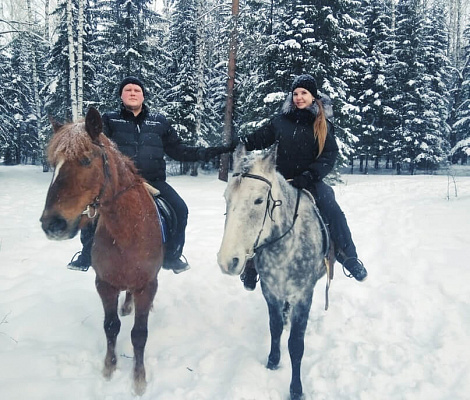 Конная прогулка для двоих в Барнауле. Подарочные сертификаты Ultra Подарки. Купить оригинальный подарок или подарочный сертификат на Конная прогулка для двоих в Барнауле. Сервис UltraPodarki.ru 8-800-505-9530. Катание на лошадях, Прогулка на лошади, Прогулка на лошадях для двоих, Конная прогулка для двоих, конный клуб, Конный клуб, конная прогулка, конная прогулка в Барнауле