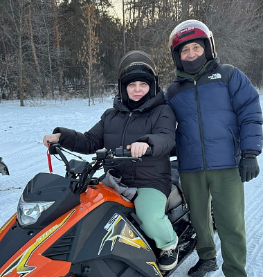 Катание на снегоходах в Барнауле в подарок. Сервис Ultra Подарки
. Подарочный сертификат на катание на снегоходах в Барнауле с друзьями. Закажите прокат снегоходов в подарок для мужчины по привлекательным ценам. Живописные маршруты для езды на снегоходах это отличная возможность активного отдыха. Сервис UltraPodarki.ru 8 800 505 95 30. катание на снегоходах, подарочный сертификат на катание на снегоходе, прокат снегоходов, прокат снегоходов Барнаул, катание на снегоходах Барнаул, езда на снегоходе