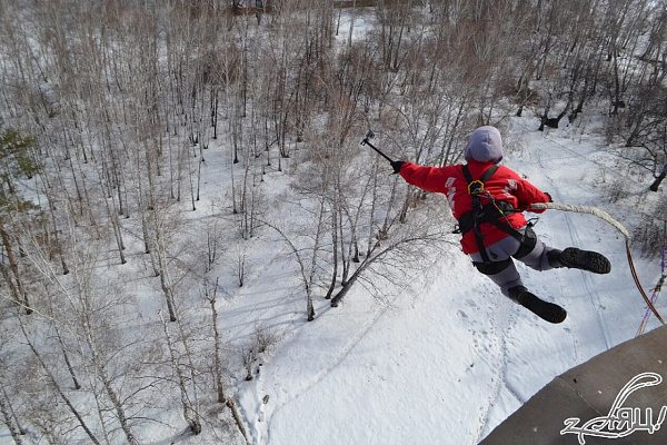 Роупджампинг - прыжки с верёвкой в Барнауле. Подарочные сертификаты Ultra Подарки. Роупджампинг в Барнауле - Экстремальный оригинальный подарок или подарочный сертификат на Роупджампинг - прыжки с верёвкой. Сервис UltraPodarki.ru 8-800-505-95-30. роупджампинг Барнаул, прыжок веревка Барнаул, роупджампинг, прыжок веревка, прыжок с веревкой, Подарок, подарочный сертификат, экстрим, экстремальный подарок