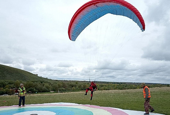 Полёт с инструктором на параплане в Барнауле. Ultra Подарки. Полёт с инструктором на параплане в Барнауле. Попробуйте полёт на двухместном параплане над столицей. Сервис: UltraPodarki.ru 8 800 505 95 30. Полёт на параплане, полёт на параплане Барнаул, полёт с инструктором на параплане Барнаул, полёт с инструктором на параплане, параплан Барнаул, параплан, парапланеризм Барнаул, купить параплан Барнаул