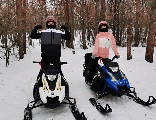 Катание на снегоходах в Барнауле в подарок. Сервис Ultra Подарки
. Подарочный сертификат на катание на снегоходах в Барнауле с друзьями. Закажите прокат снегоходов в подарок для мужчины по привлекательным ценам. Живописные маршруты для езды на снегоходах это отличная возможность активного отдыха. Сервис UltraPodarki.ru 8 800 505 95 30. катание на снегоходах, подарочный сертификат на катание на снегоходе, прокат снегоходов, прокат снегоходов Барнаул, катание на снегоходах Барнаул, езда на снегоходе