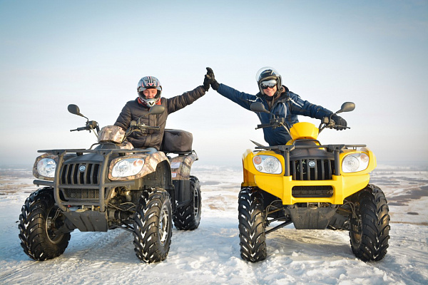 Катание на квадроциклах в Барнауле. Сервис Ultra Подарки. Подарочный сертификат на катание на квадроциклах в Барнауле. Закажите катание на квадроциклах недорого и наслаждайтесь активным отдыхом с друзьями. Выбирайте живописные маршруты для езды на квадроциклах. Сервис UltraPodarki.ru 8800-505-9530. Катание на квадроциклах, Прокат квадроциклов, езда на квадроцикле, прокат квадроциклов Барнаул, катание на квадроциклах Барнаул, Катание на квадроциклах зимой, Катание на квадроциклах летом, Сертификат на катание на квадроциклах 

