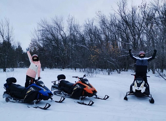 Катание на снегоходах в Барнауле в подарок. Сервис Ultra Подарки
. Подарочный сертификат на катание на снегоходах в Барнауле с друзьями. Закажите прокат снегоходов в подарок для мужчины по привлекательным ценам. Живописные маршруты для езды на снегоходах это отличная возможность активного отдыха. Сервис UltraPodarki.ru 8 800 505 95 30. катание на снегоходах, подарочный сертификат на катание на снегоходе, прокат снегоходов, прокат снегоходов Барнаул, катание на снегоходах Барнаул, езда на снегоходе