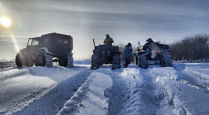 Прокат квадроциклов летом в Барнауле. Сервис Ultra Подарки. Подарочный сертификат на прокат квадроциклов летом и зимой в Барнауле. Закажите катание на квадроциклах недорого и наслаждайтесь активным отдыхом с друзьями. Выбирайте живописные маршруты для езды на квадроциклах. Сервис UltraPodarki.ru 8800-505-9530. Катание на квадроциклах, Прокат квадроциклов, езда на квадроцикле, прокат квадроциклов Барнаул, катание на квадроциклах Барнаул, Катание на квадроциклах зимой, Катание на квадроциклах летом, Сертификат на катание на квадроциклах 


